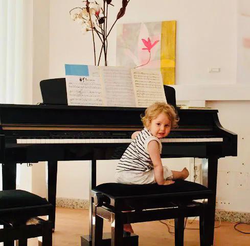 Katja Raisow mit ihrer Tochter am Klavier